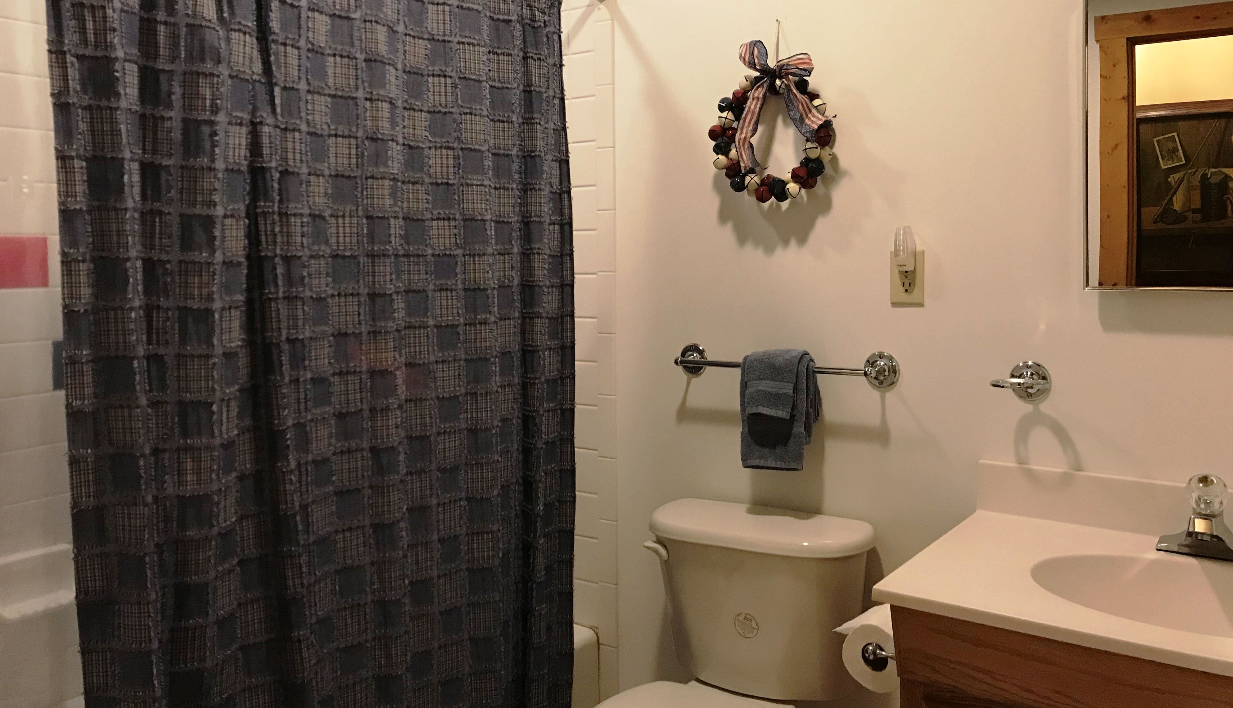 Full Bathroom near the bedrooms. Tub/Shower.