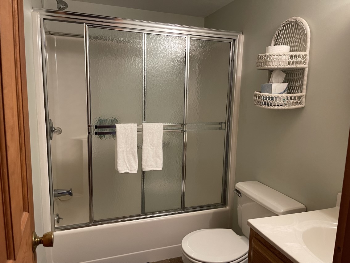 Full bathroom. Tub/shower. Main level.