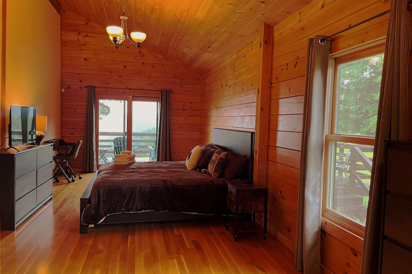 Master Bedroom. King Bed. Sliders to the deck! En Suite. Smart TV.