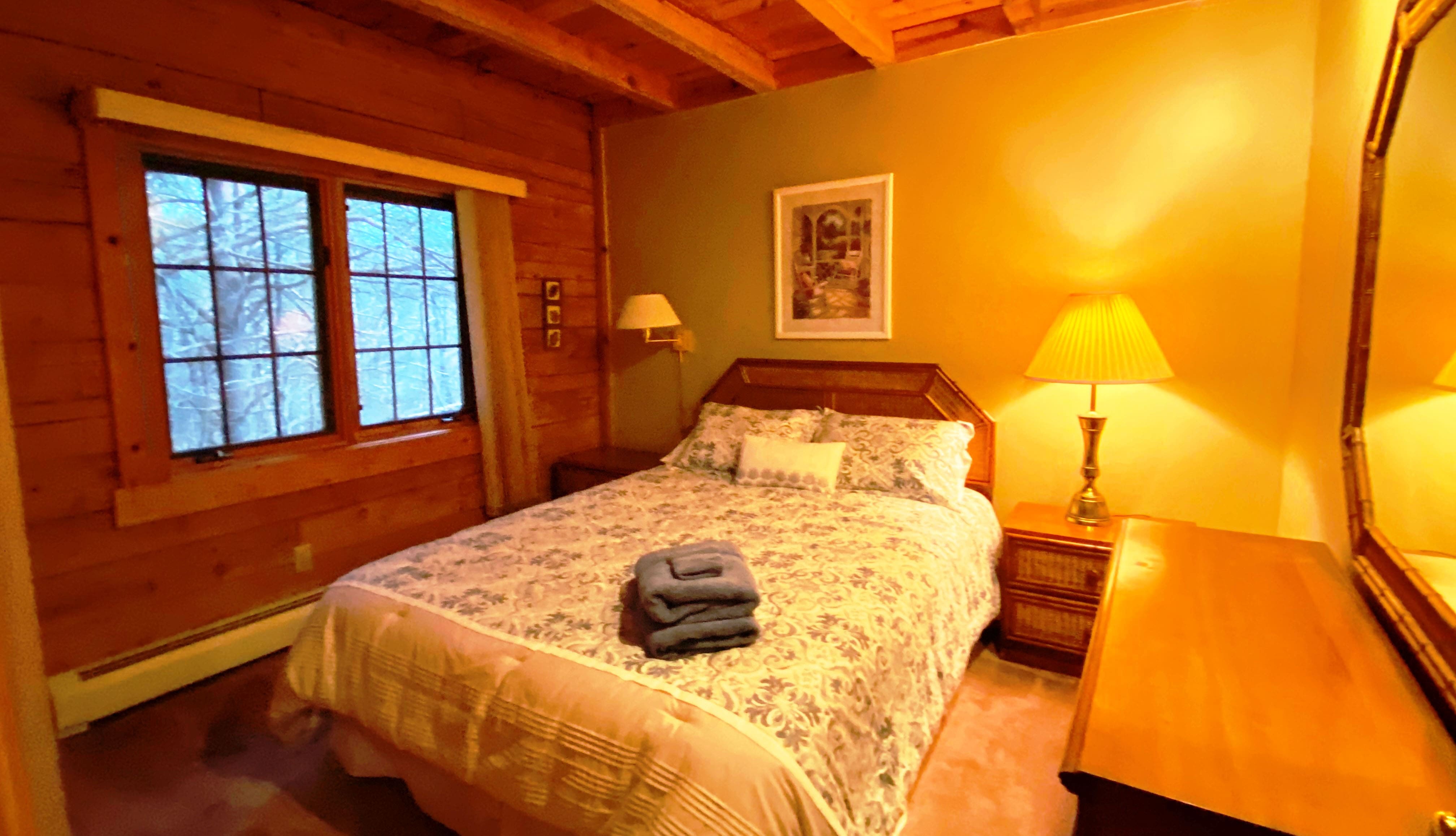 Second Bedroom. Queen Bed. Cozy and Warm.